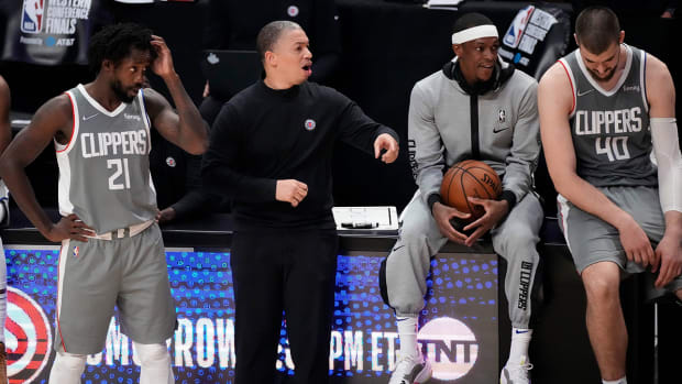 Patrick Beverley (21), Tyronn Lue, Rajon Rondo and Ivica Zubac (40) with the Clippers